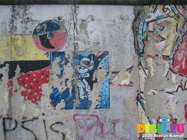 25275 Astronaut graffiti on Berlin wall